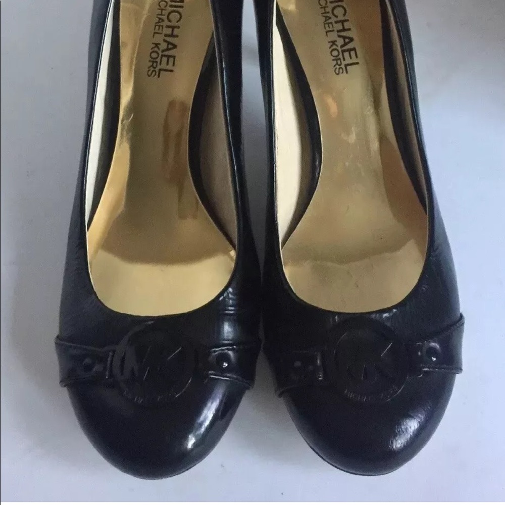 Michael Kors Black  round toe pumps heel sz 7 M